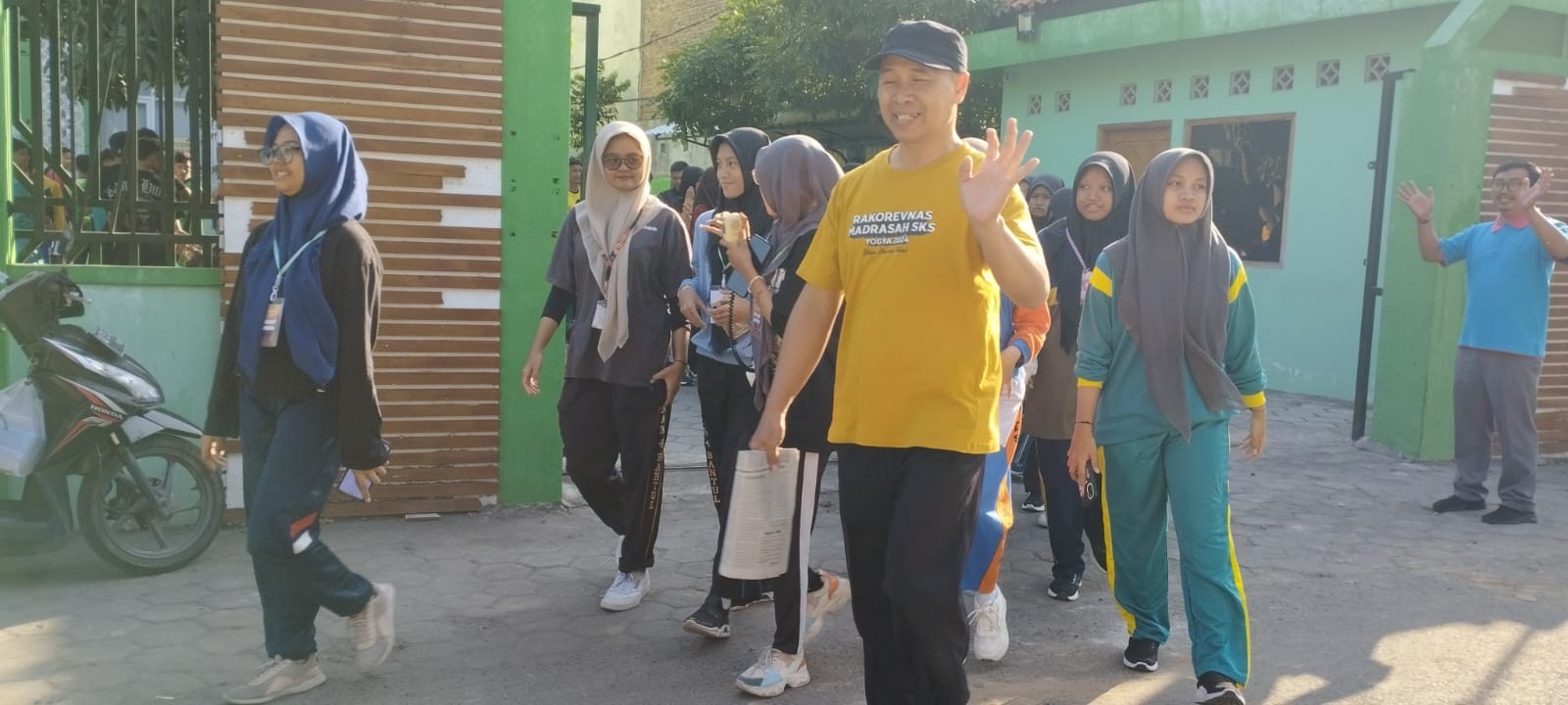 Kepala MAN 4 Bantul Dampingi Jalan Sehat pada Kegiatan Penutup Matsama