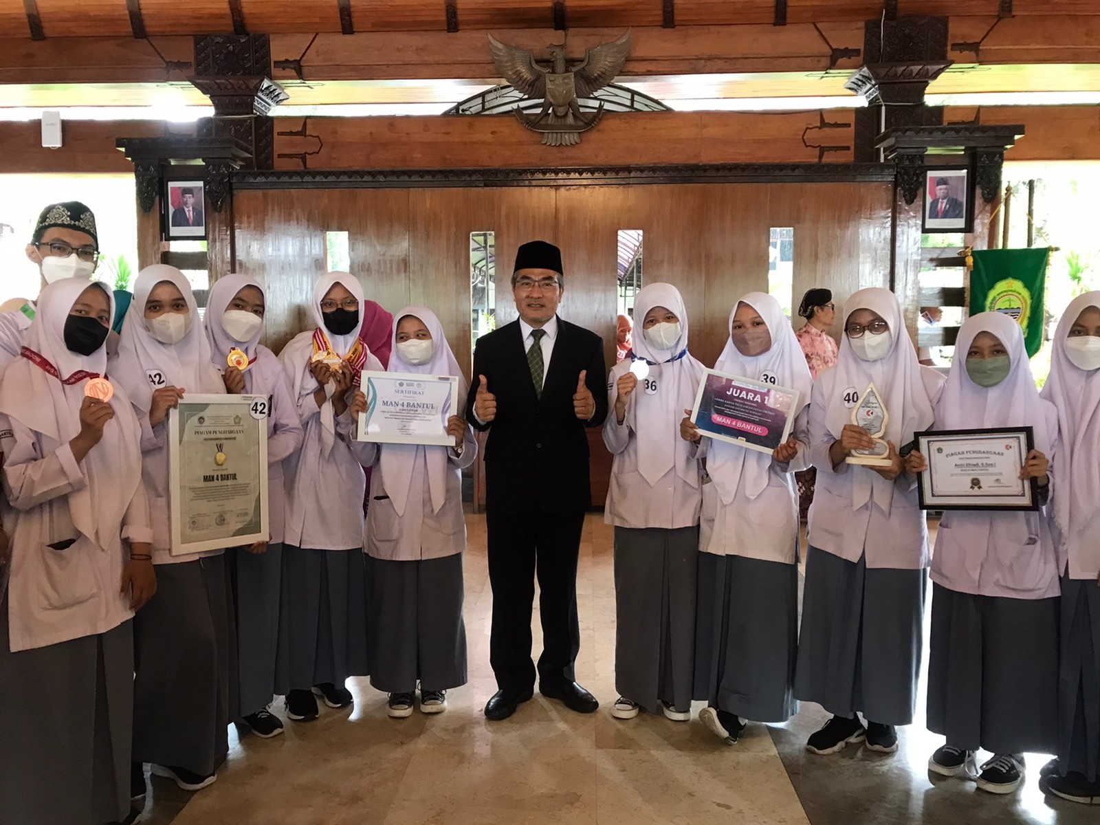 Bupati Bantul Beri Penghargaan kepada 10 Siswa Berprestasi MAN 4 Bantul